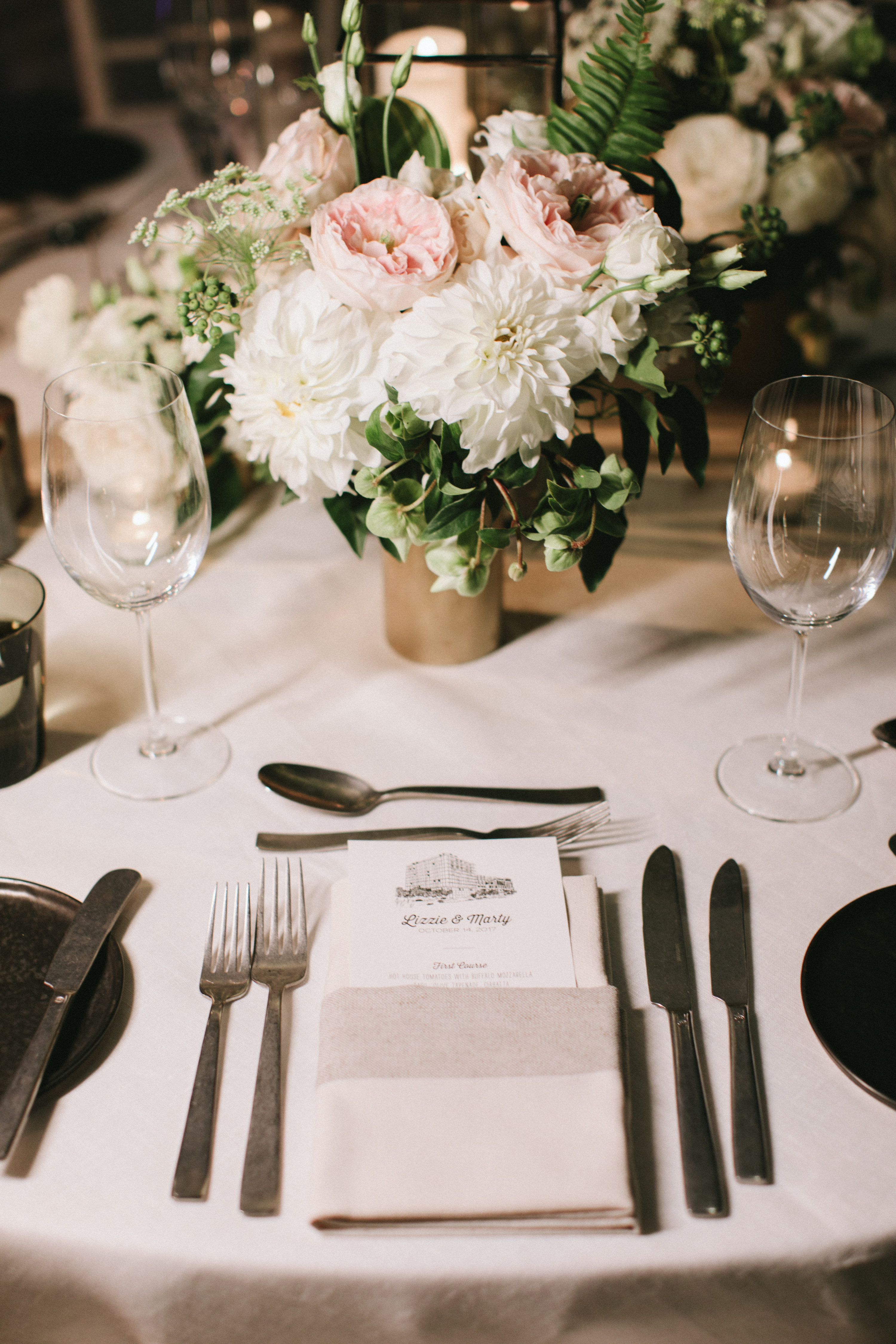 Tafeldekken op een trouwlocatie