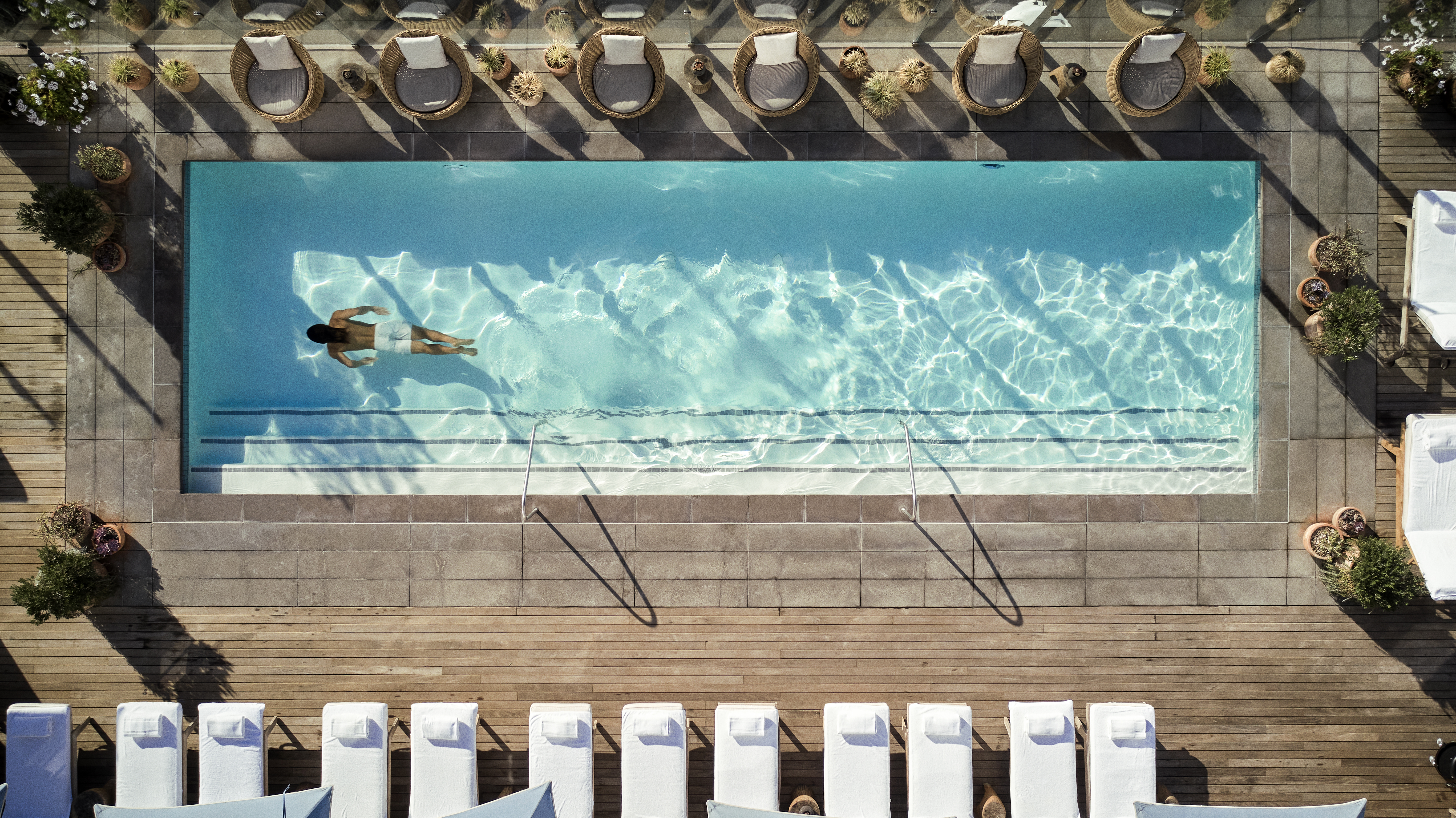 Ripresa dall'alto della piscina ripresa da un drone