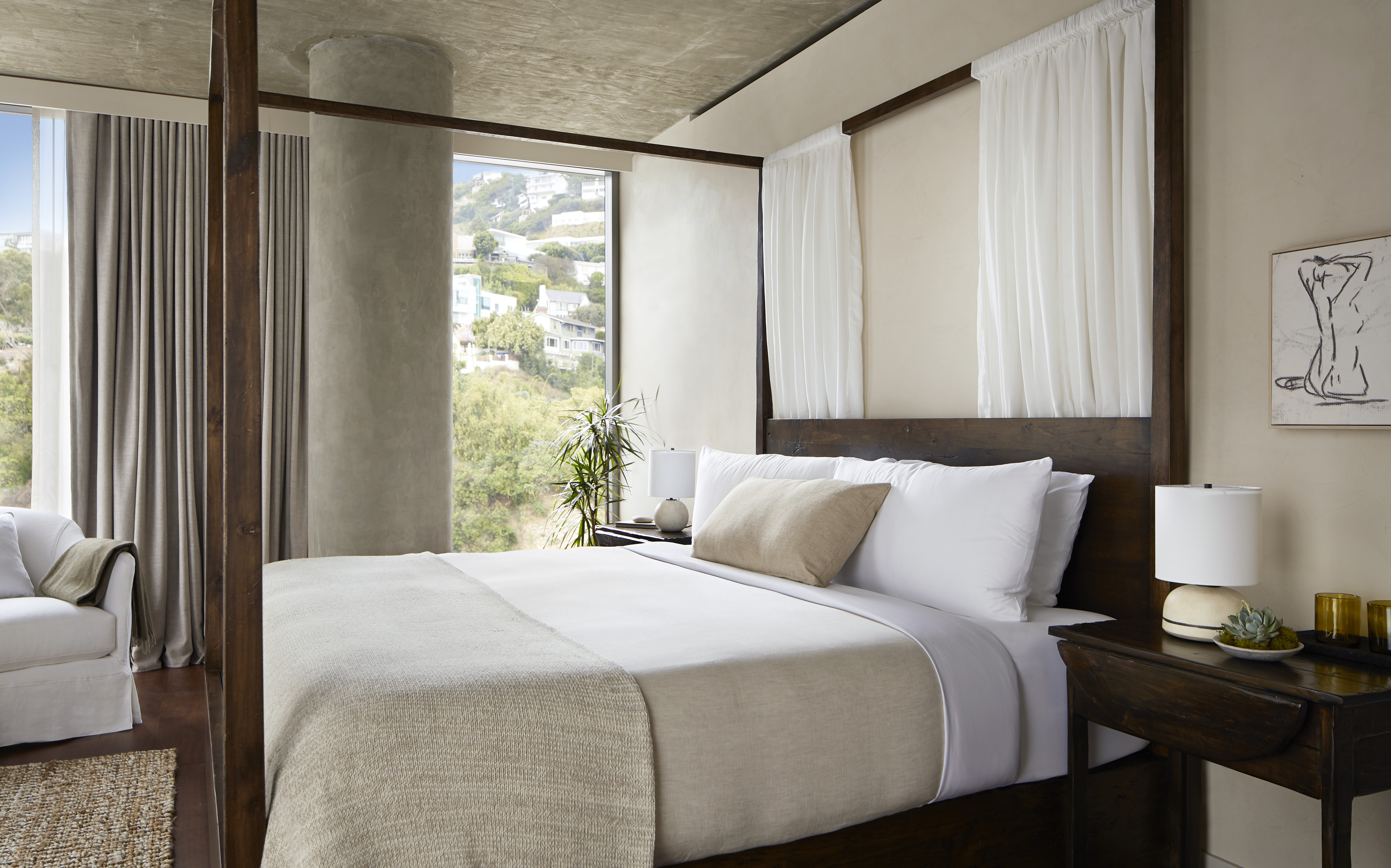 Letto su struttura in legno scuro