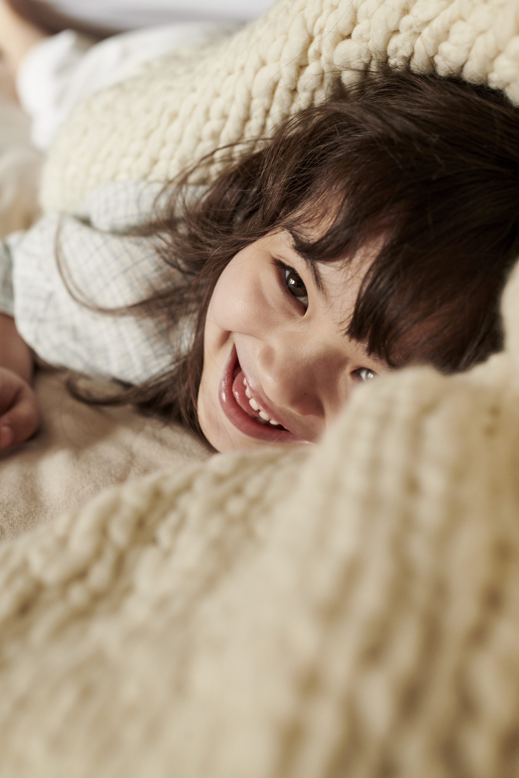 Un enfant sous une couverture