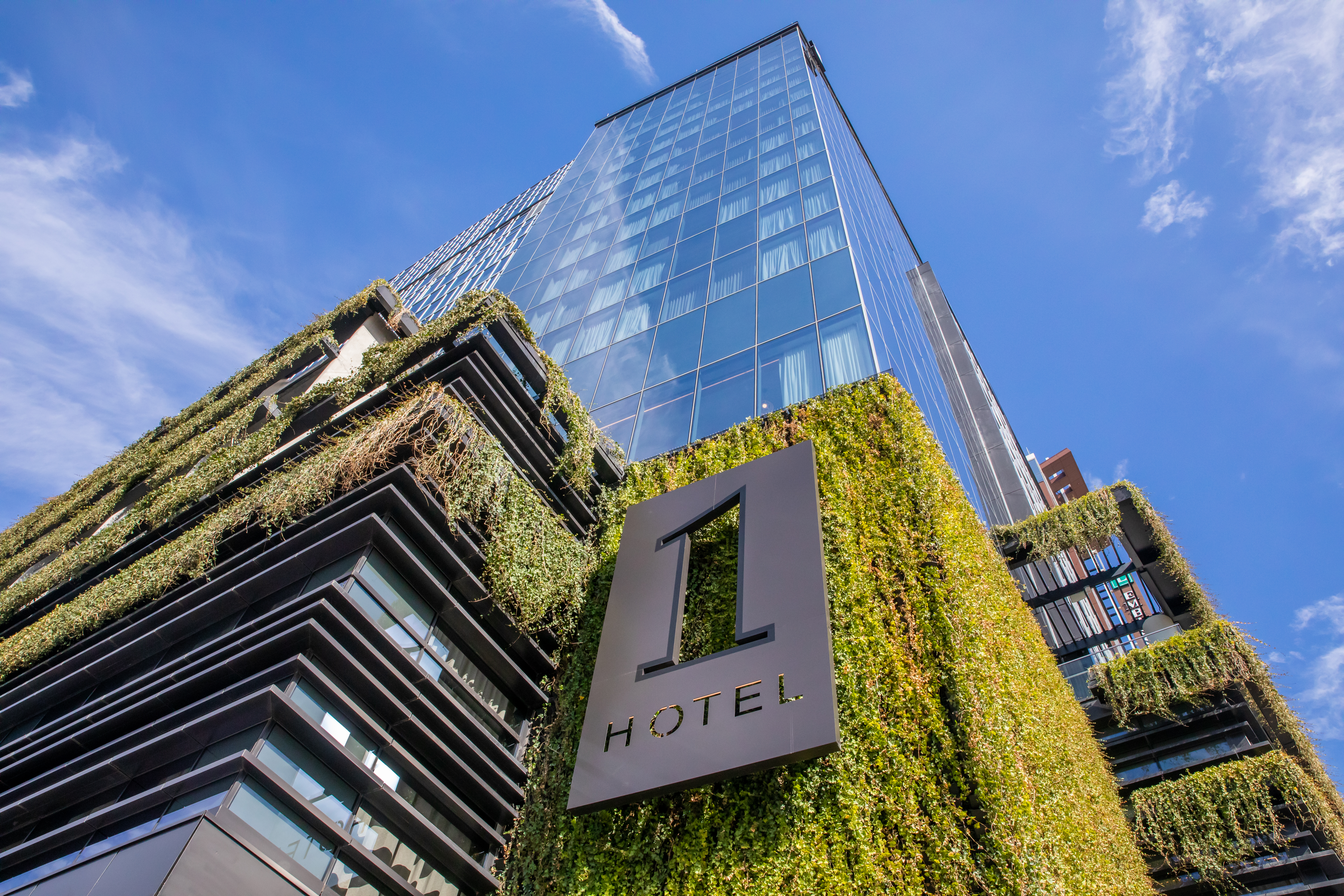 Guardando in alto, l'1 Hotel Nashville ricoperto di piante