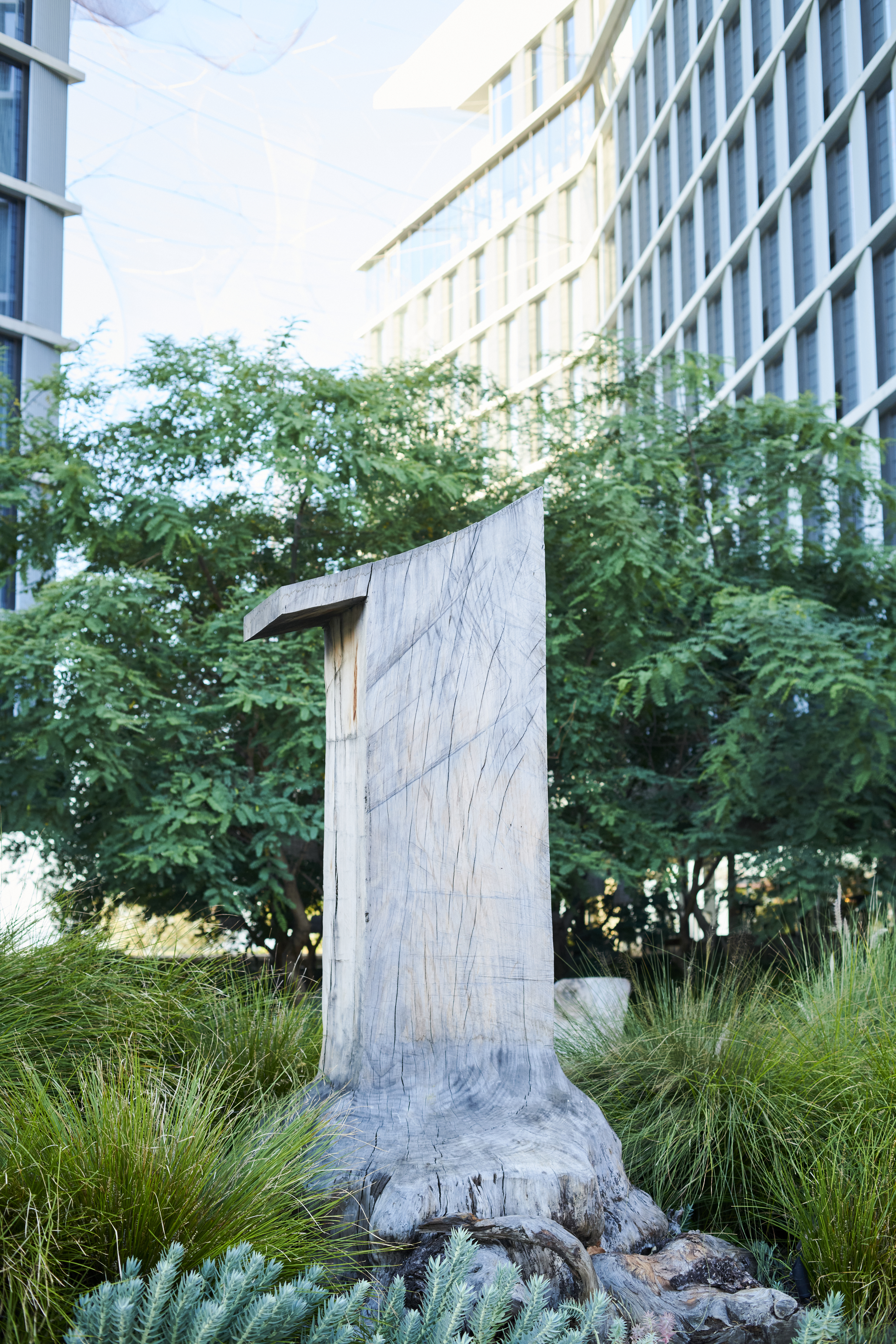 Statua di legno con logo dell'1 Hotel