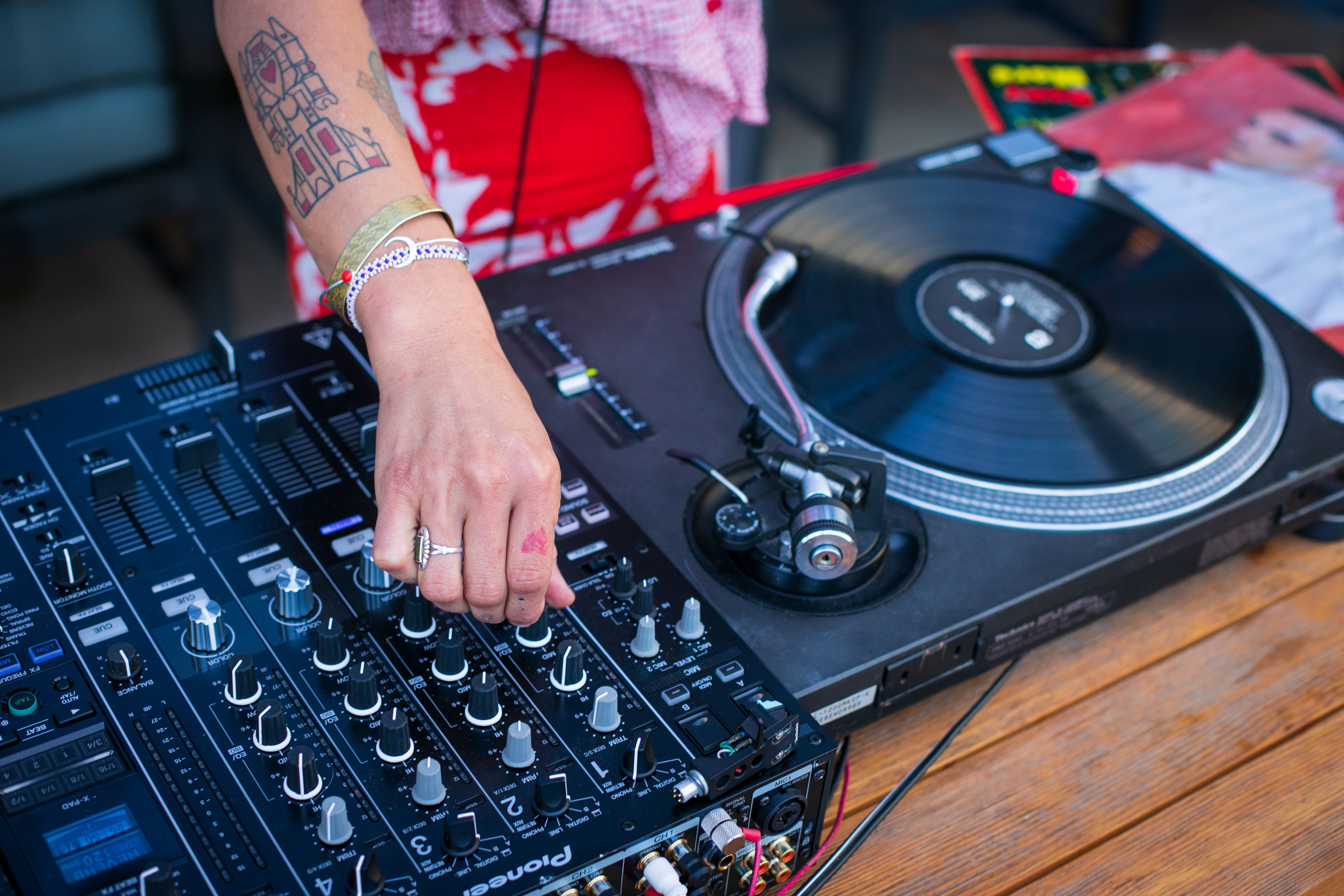 Een DJ stemt zijn mixers af