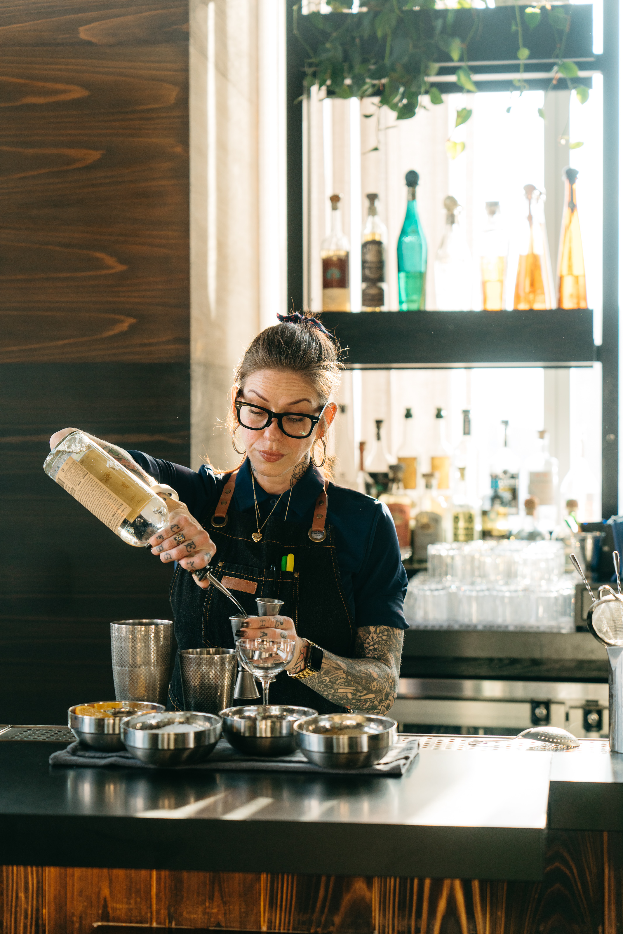 飲み物を注ぐバーテンダー