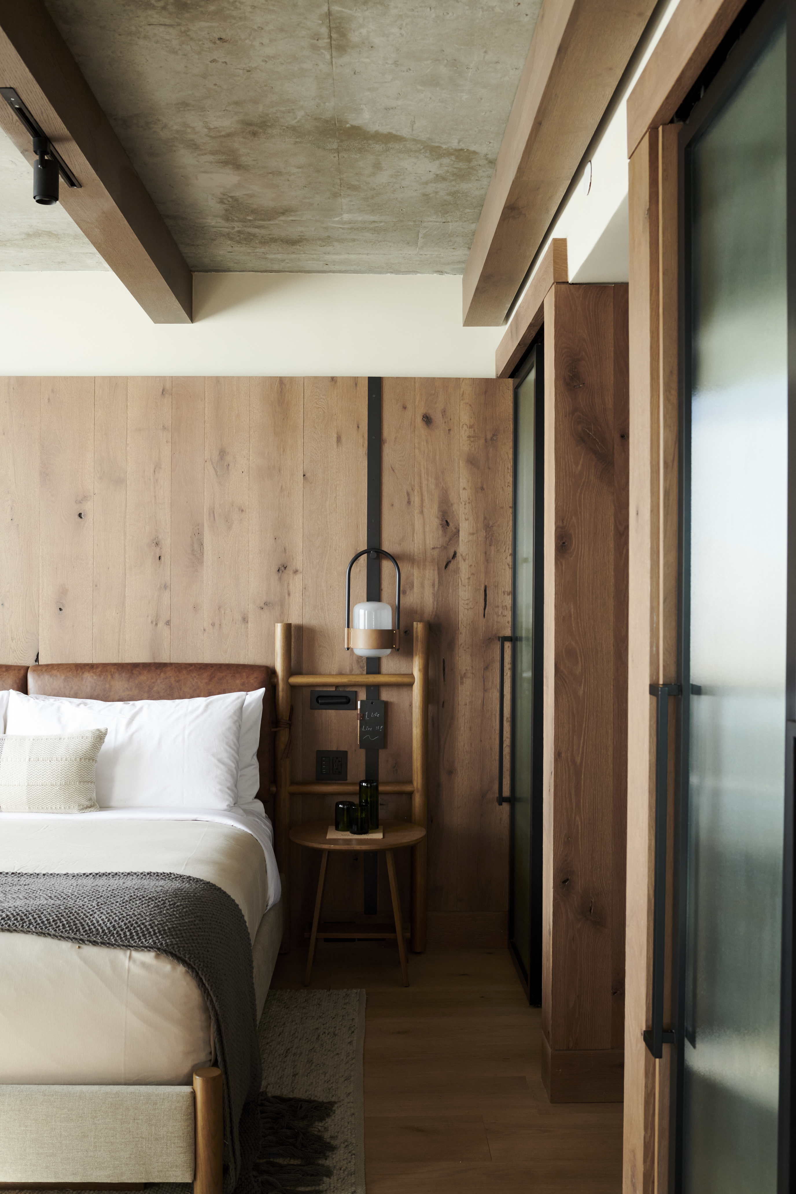 Camera da letto con pannelli in legno