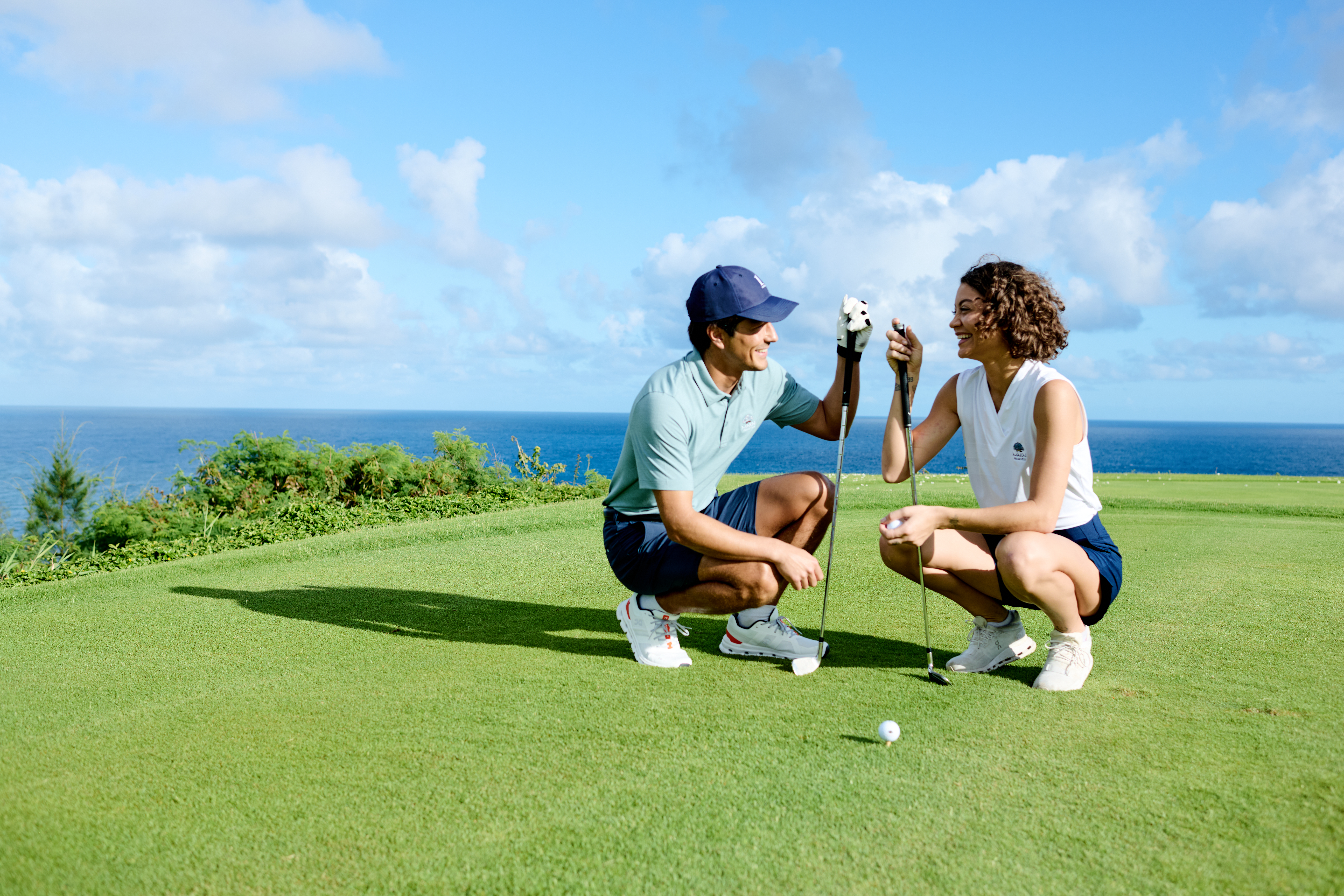 Deux personnes jouant au golf. 