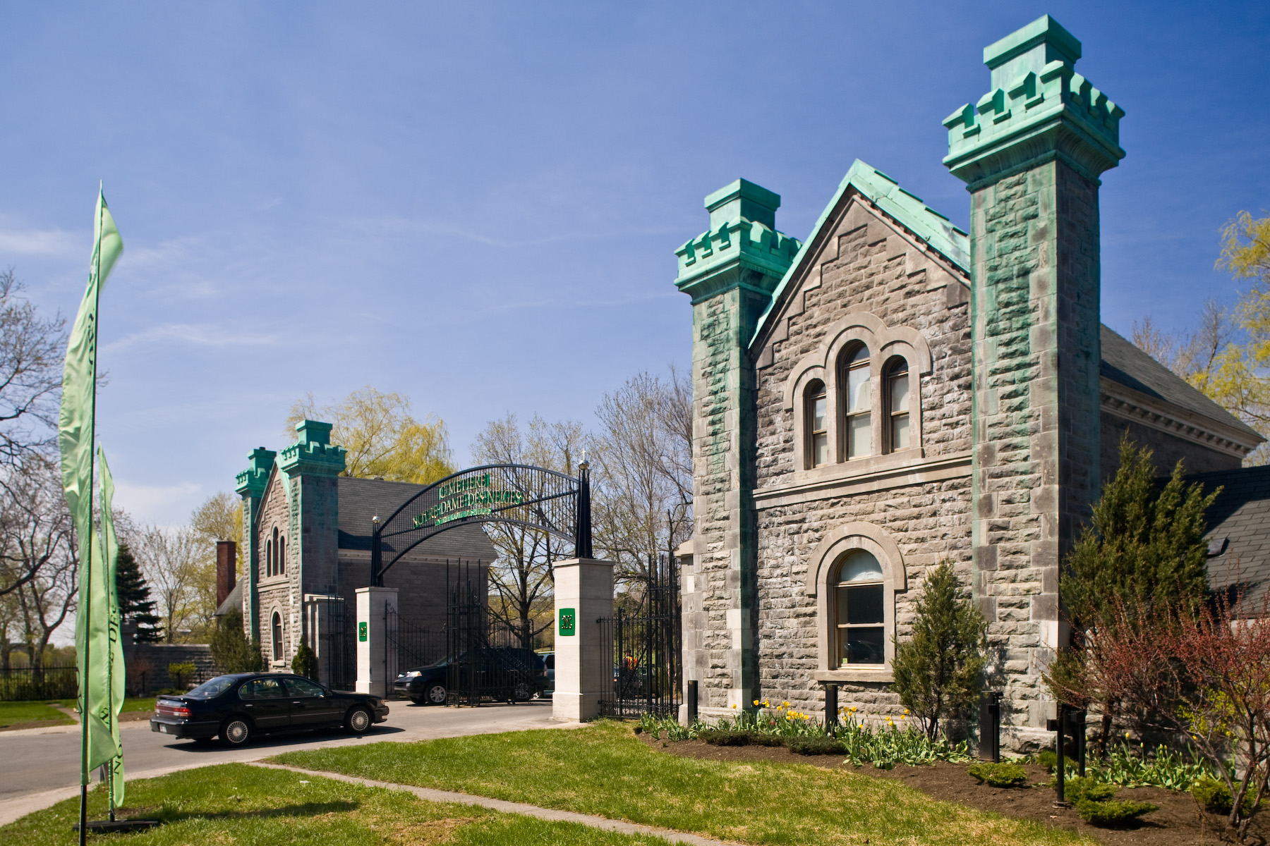 Cars driving through the entrance of the Notre-Dame-des-Neiges Cemetery