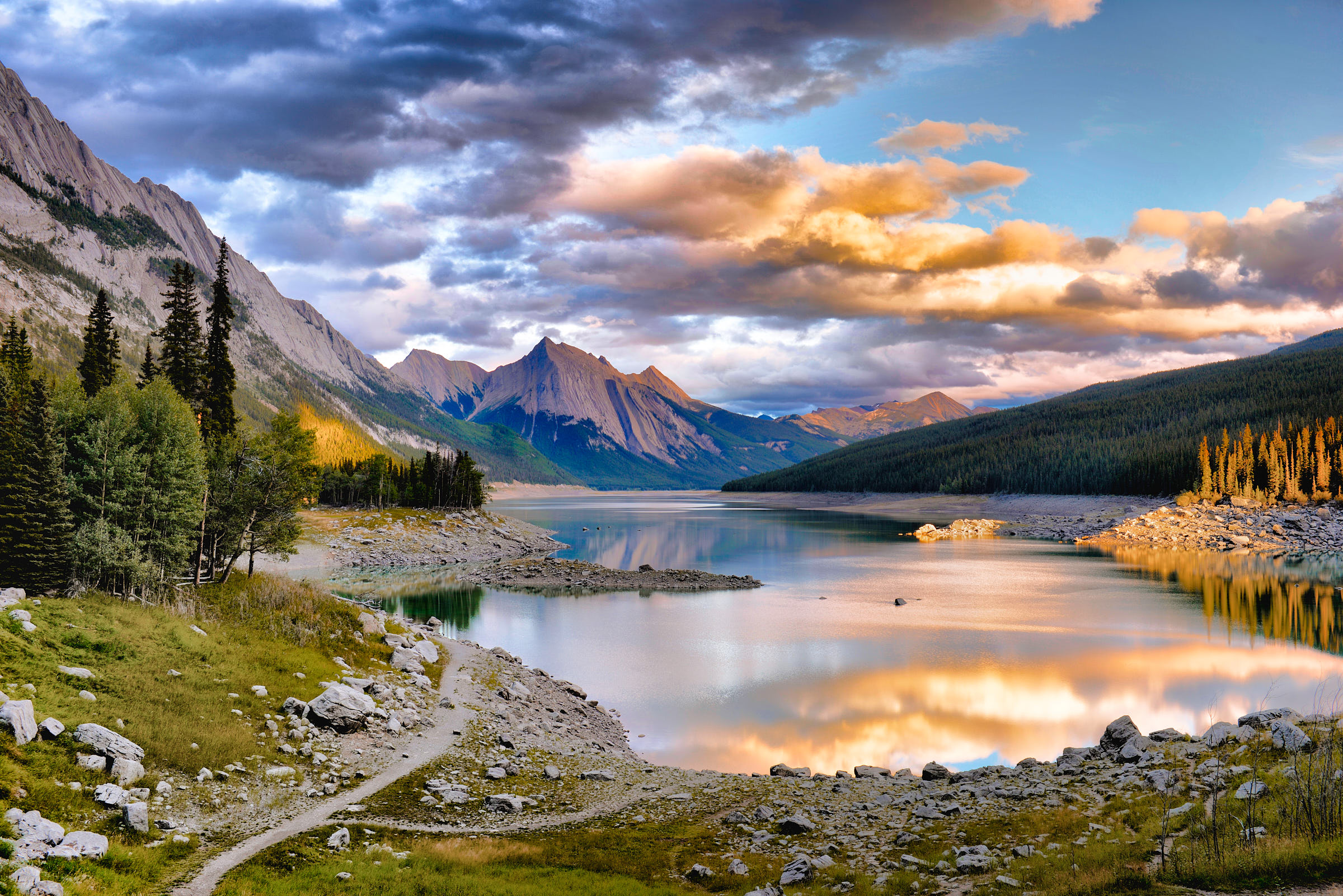 View of Medicine Lake in the middle of the mountains