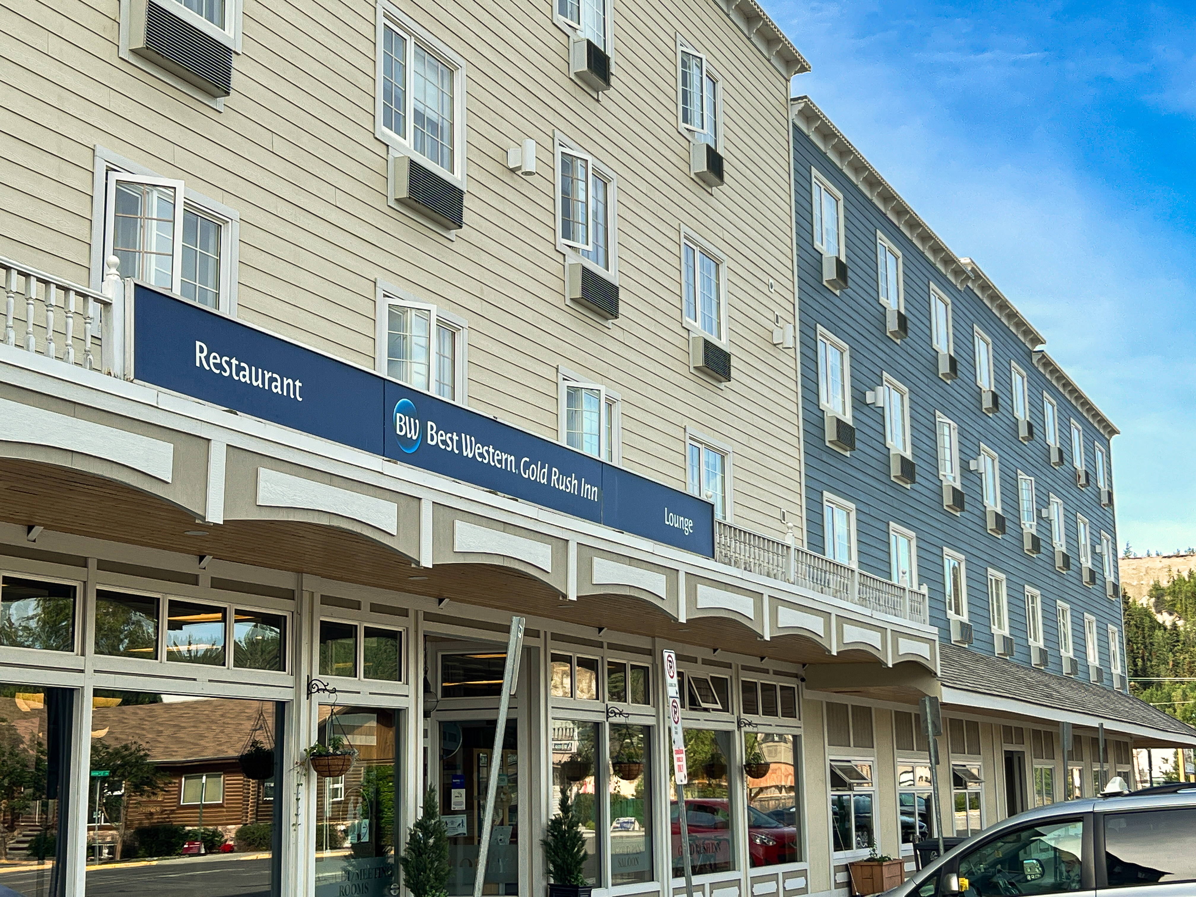 Exterior view of the Best Western Gold Rush Inn on summer day
