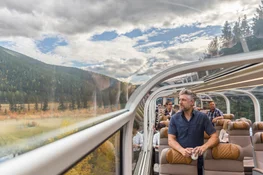 RM18 Onboard GoldLeaf Service Interior (4) CREDIT Rocky Mountaineer