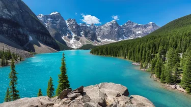 Beautiful turquoise waters of the Moraine lake