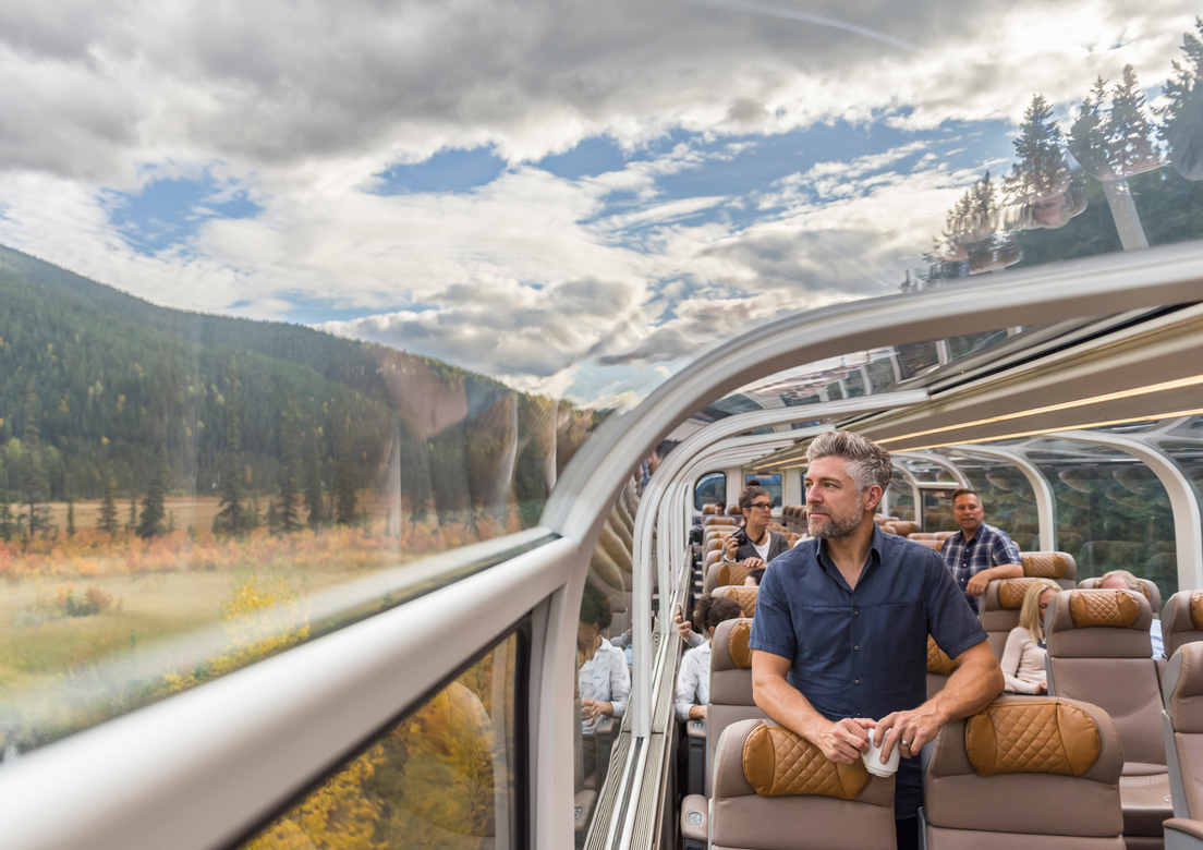 RM18 Onboard GoldLeaf Service Interior (4) CREDIT Rocky Mountaineer