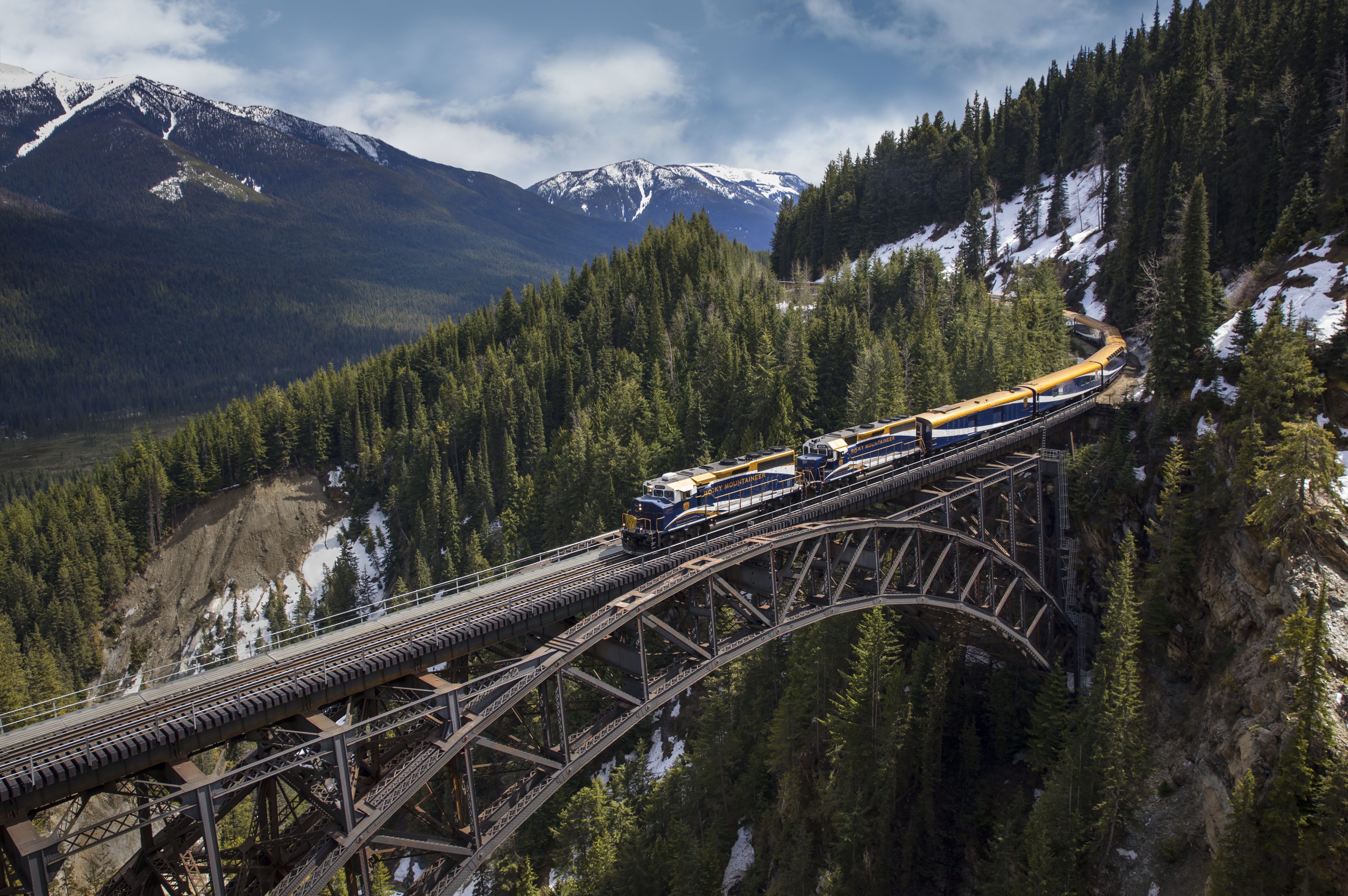 Rocky Mountaineer travelling across Stoney Creek Bridge on the First Passage to the West Route