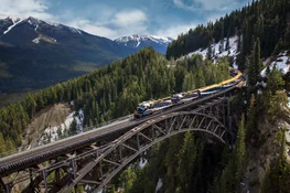 Rocky Mountaineer travelling across Stoney Creek Bridge on the First Passage to the West Route