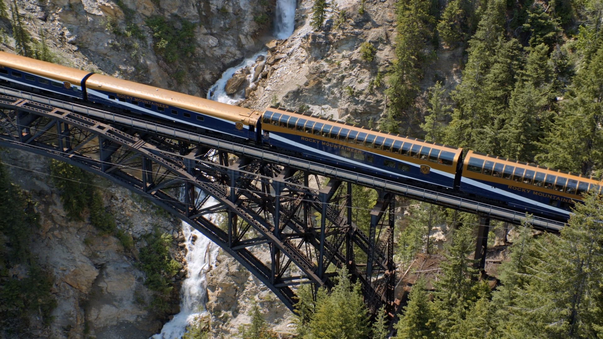 Rocky Mountaineer travelling across Stoney Creek Bridge on the First Passage to the West Route