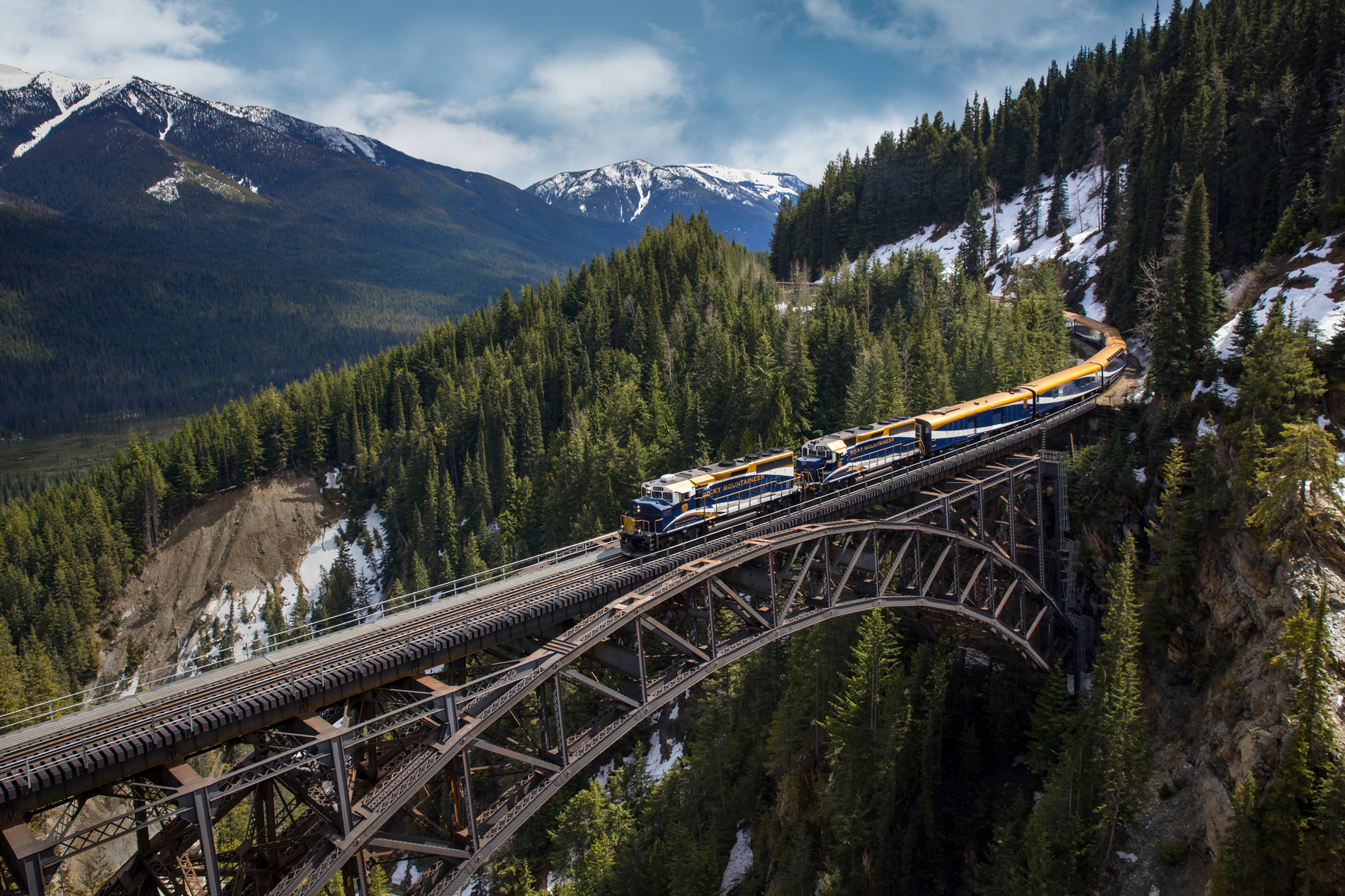 Rocky Mountaineer travelling across Stoney Creek Bridge on the First Passage to the West Route