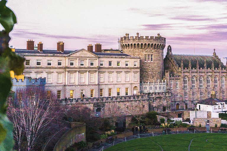 Vista del castillo de Dublín con un cielo púrpura de fondo.