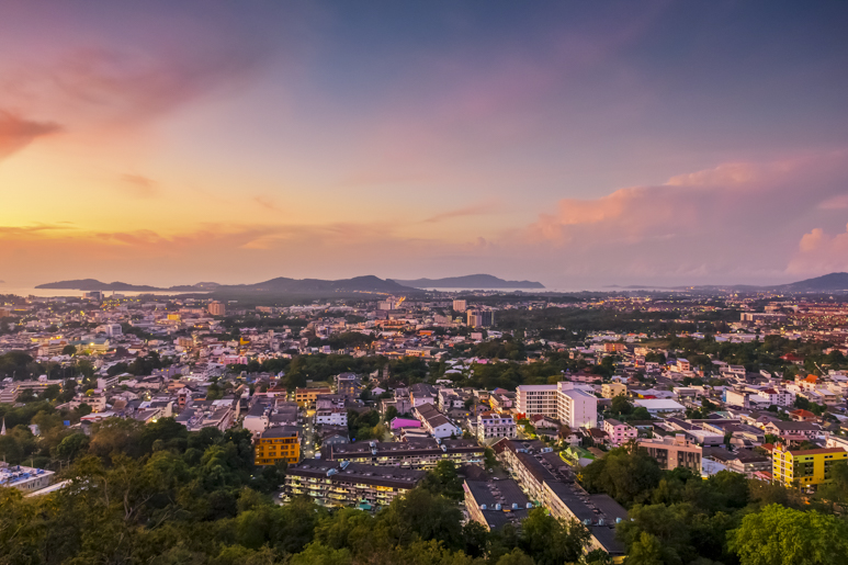 Полюбоваться видами на здания и зелень Пхукета с высоты птичьего полёта на закате.