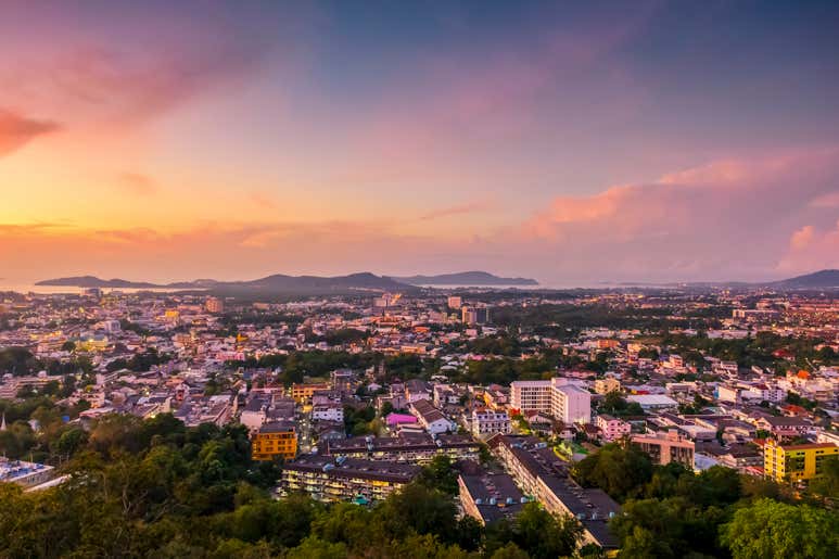 Полюбоваться видами на здания и зелень Пхукета с высоты птичьего полёта на закате.