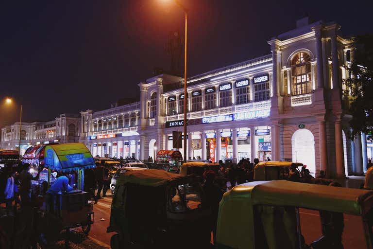 Vista noturna do Connaught Place em Nova Délhi com luzes.