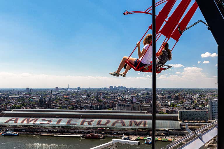 Taras widokowy A'DAM Lookout oferuje panoramiczne widoki Amsterdamu.