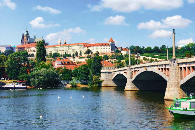 Uma vista panorâmica do Castelo de Praga a partir do rio Vltava.