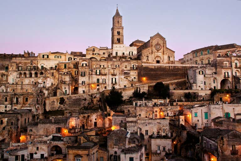 Die mittelalterlichen Steinbauten und Kirchen von Matera sind in der Dämmerung beleuchtet und bieten einen einmaligen Anblick
