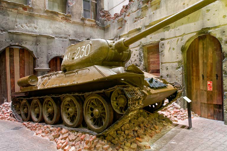 Radziecki czołg T-34 prezentowany w Muzeum II Wojny Światowej, jednej z największych atrakcji Gdańska.