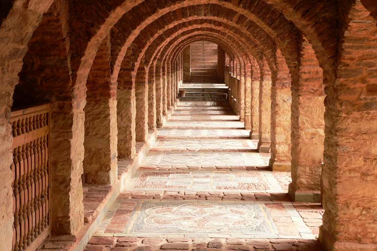 Un corredor de arcos de piedra en la Medina de Agadir.