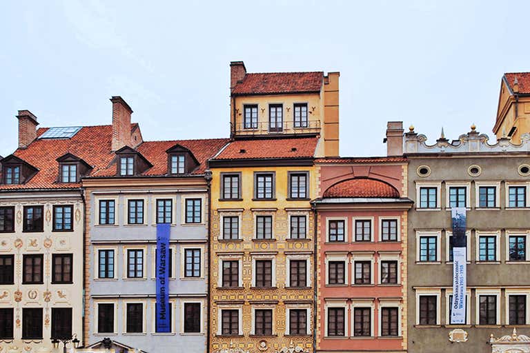 Uma fileira de edifícios em Varsóvia com fachadas coloridas.