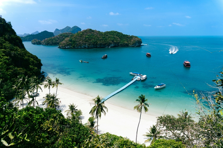 Спокойная пляжная сцена с лодками и островами — тихая картина.