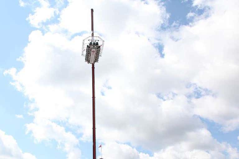 Een eetplatform hoog in de lucht tegen een bewolkte achtergrond