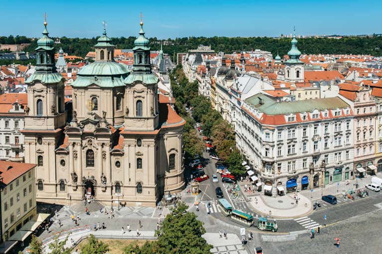 Vista aérea de uma igreja e dos edifícios ao redor em Praga.