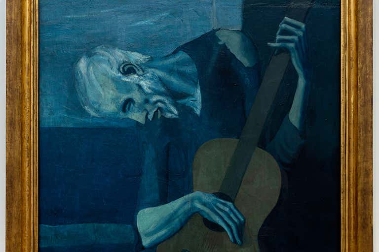 Cuadro de Pablo Picasso "El viejo guitarrista", que representa una figura delgada y encorvada, de miembros alargados, tocando una guitarra, representada en tonos azules.