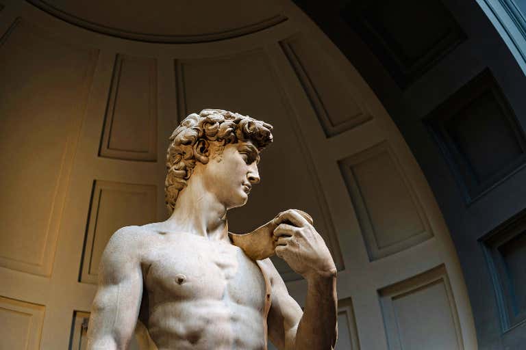 Michelangelos David-Statue in der Galleria dell'Accademia in Florenz, ein Meisterwerk der Renaissance-Skulptur, das man gesehen haben muss