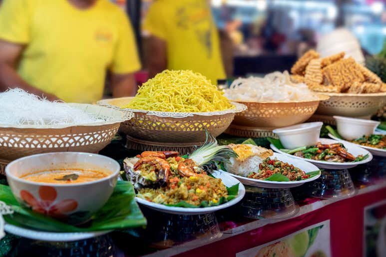 Большие миски с лапшой, рисом, морепродуктами и выпечкой на уличном рынке Пхукета — всё это можно попробовать.