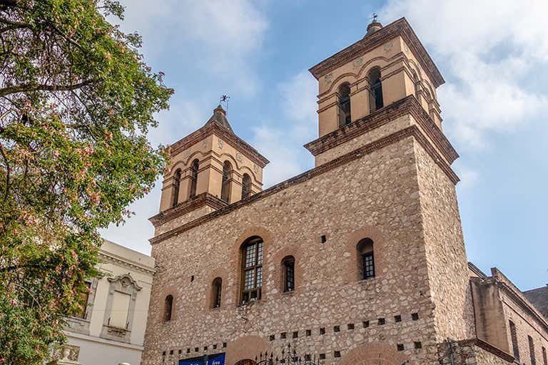 Uma igreja histórica de pedra com duas torres em Córdoba, Argentina.
