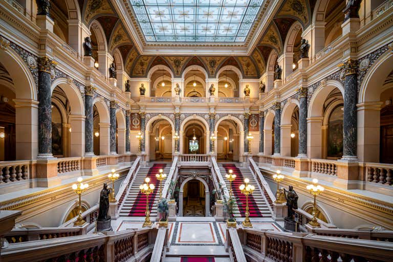 O grandioso interior do Museu Nacional de Praga.