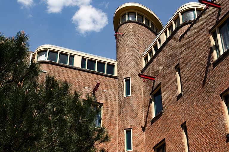 Zachwycający widok architektury Diamantbuurt w De Pijp w Amsterdamie.