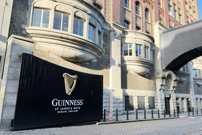 Exterior de la Guinness Storehouse de Dublín (Irlanda), con su emblemático logotipo y su arquitectura.
