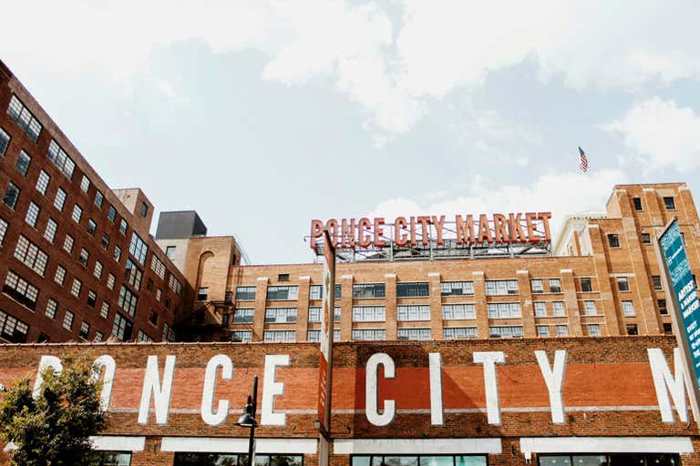 L'extérieur en briques de Ponce City Market se distingue par une belle journée d'été à Atlanta.