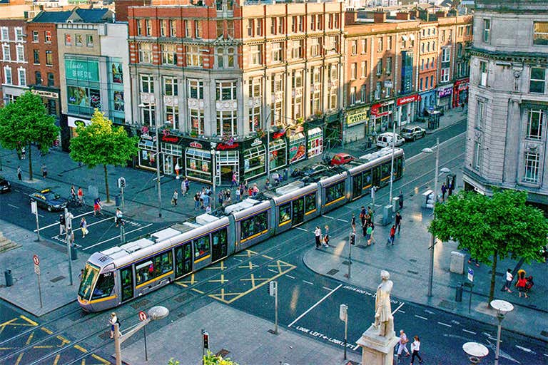 Un tranvía recorriendo las calles de Dublín.