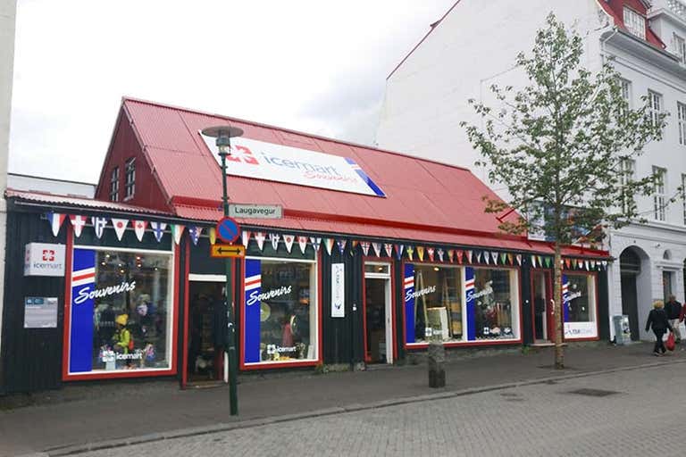 Una tienda de recuerdos con tejado rojo en la calle Laugavegur de Reikiavik.