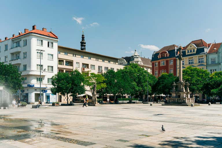 Um dia ensolarado na Praça T. G. Masaryk, em Zlín.