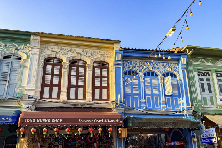 Крупный план ярких зданий и изысканной архитектуры Старого города Пхукета — «Пхукет».