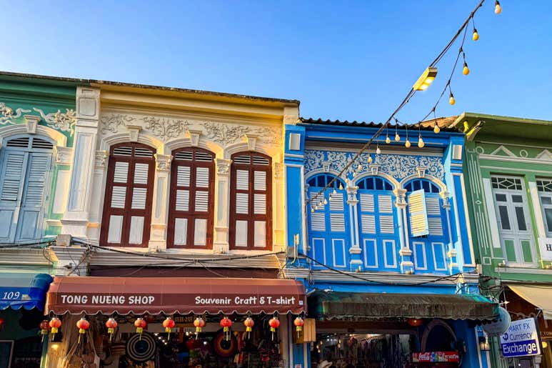 Крупный план ярких зданий и изысканной архитектуры Старого города Пхукета — «Пхукет».