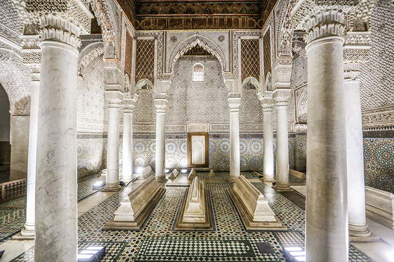 Vista interior de las tumbas saadíes de Marrakech, con columnas ornamentadas e intrincados azulejos.