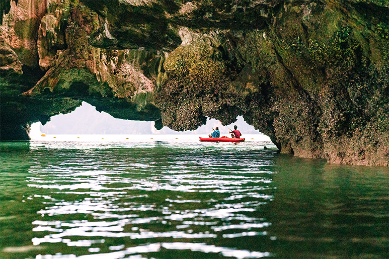 Пара катается на каяках в заливе Пханг-Нга — типичный вид отдыха для влюблённых.