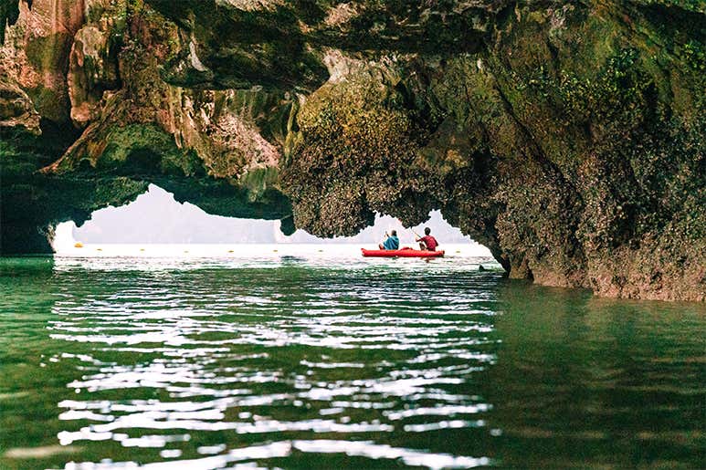Пара катается на каяках в заливе Пханг-Нга — типичный вид отдыха для влюблённых.