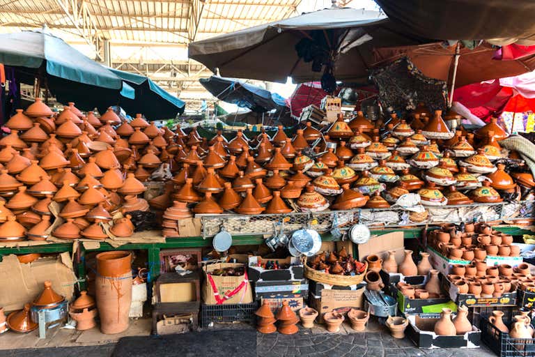 Montones de vasijas de barro tradicionales expuestas en Souk El Had, un lugar de visita obligada en tu primera visita a Agadir.
